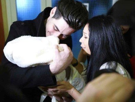 Радостный папа Тигран Салибеков и молодая тетя Катя Колисниченко внимательно изучают свалившееся на них счастье