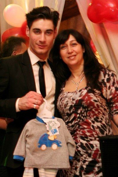 Тигран Салибеков и его мама Татьяна с первыми нарядами для малыша