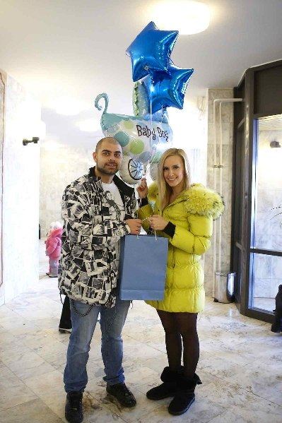 Соседи по городским квартирам Ольга и Илья Гажиенко первыми поздравили молодых родителей Салибековых с рождением первенца