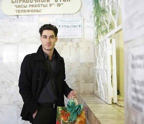 Молодой папочка Тигран Салибеков в стенах роддома